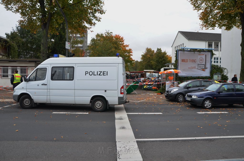Attentat auf Fr Reker Koeln Braunsfeld Aachenerstr Wochenmarkt P64.JPG - Miklos Laubert